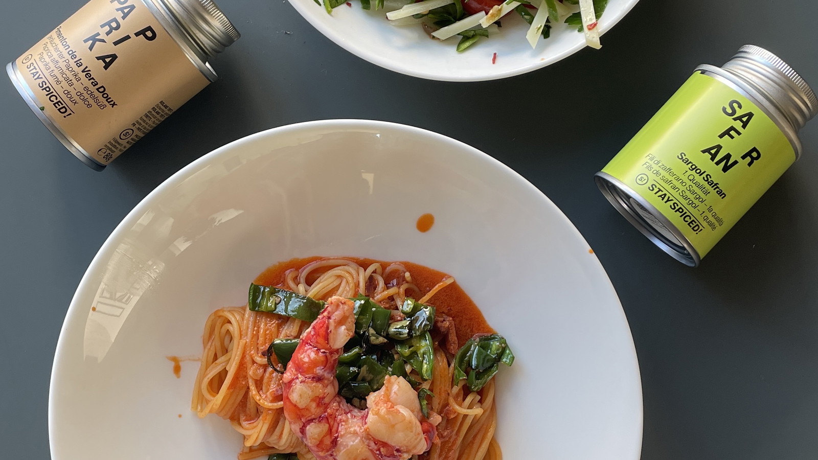Spanische Spaghetti mit Carabinero, Chorizo und Pimentos-Olivensalat