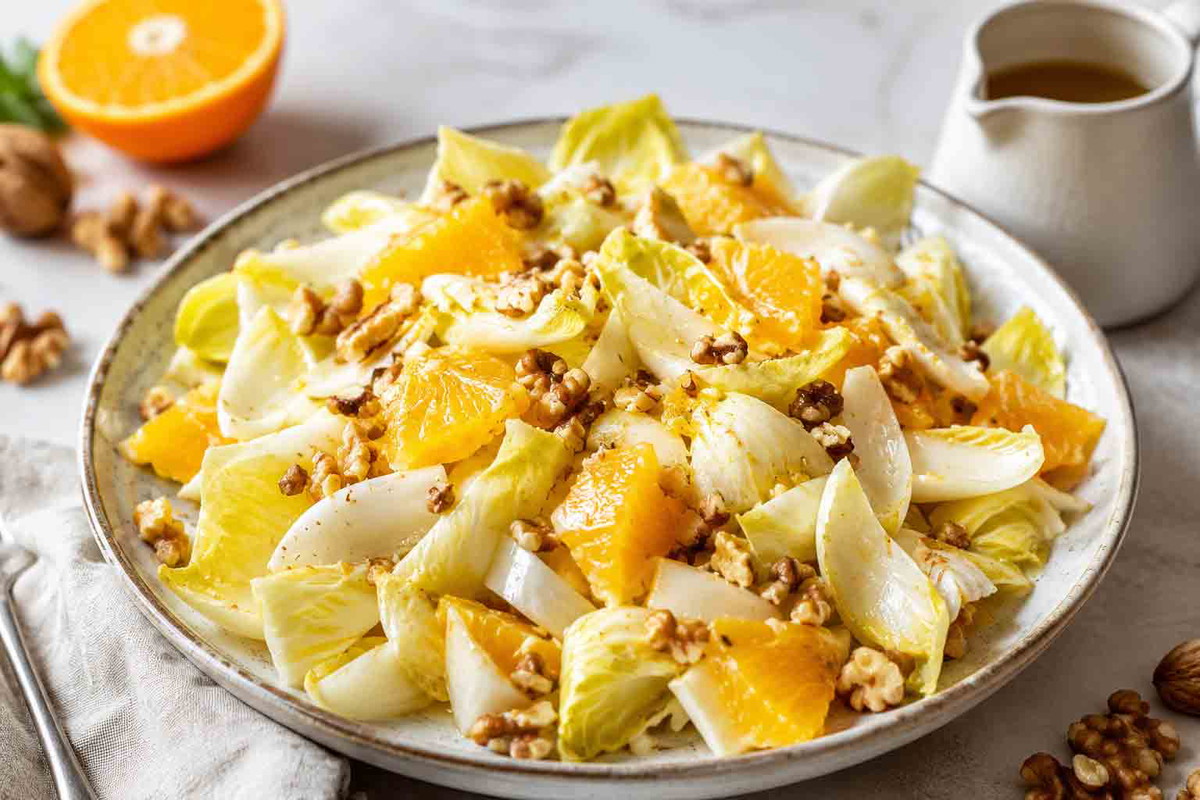 Chicorée-Salat mit Orangen-Walnuss-Dressing