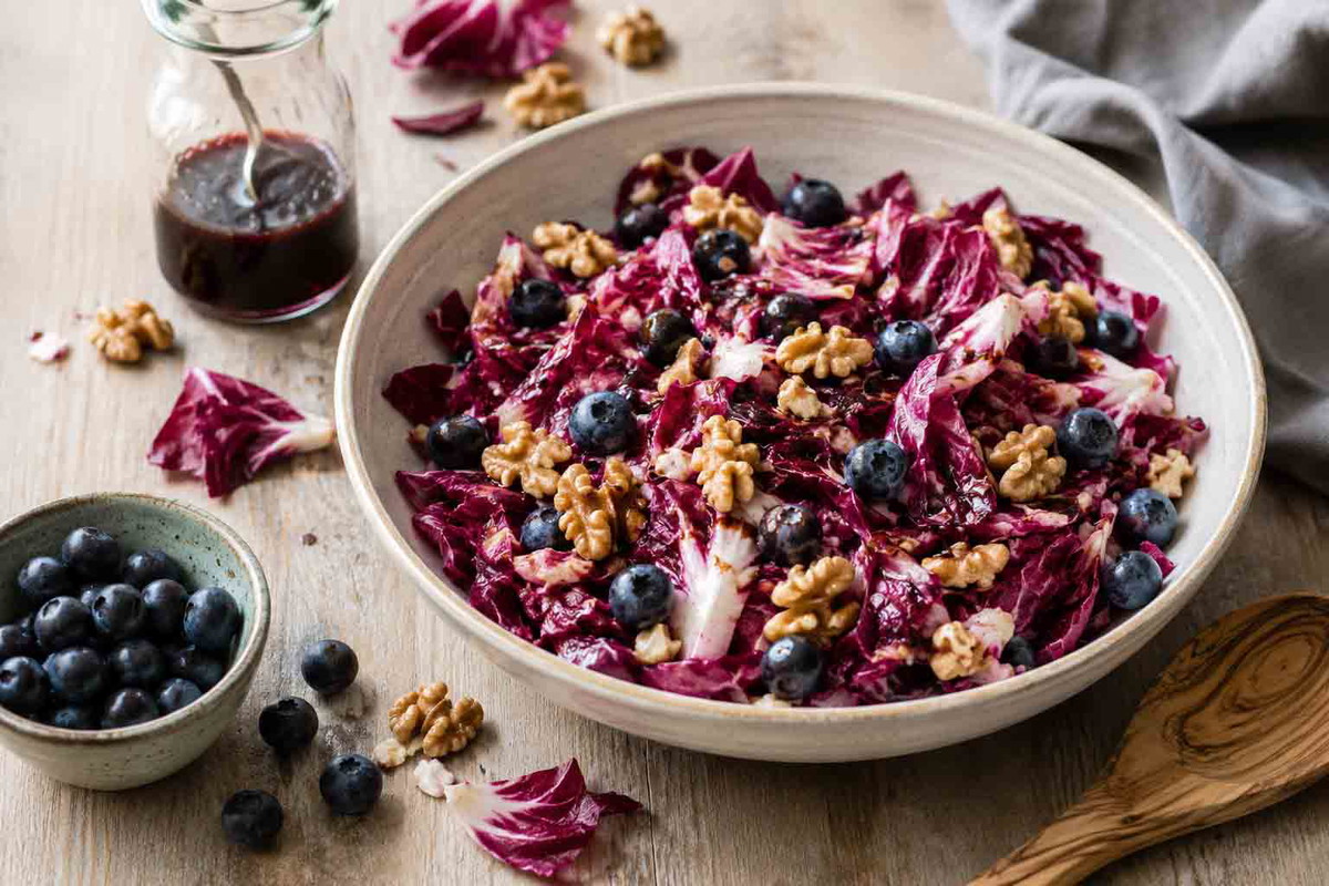 Radicchio-Salat mit Blaubeeren und Walnüssen