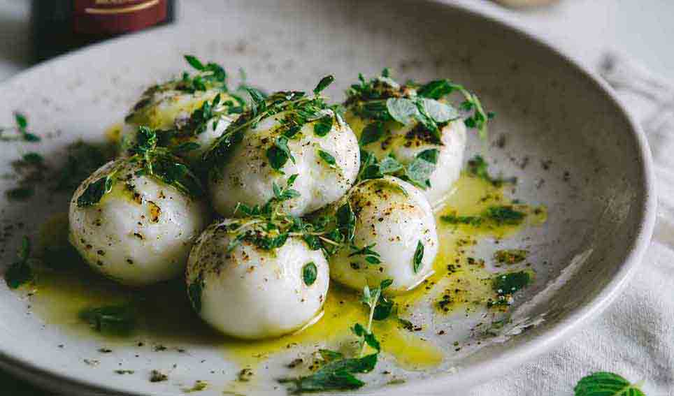 Marinierte Mozzarella-Bällchen