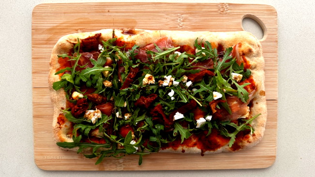 Image of Pinsa Rezept mit Rucola, Tomate & Feta