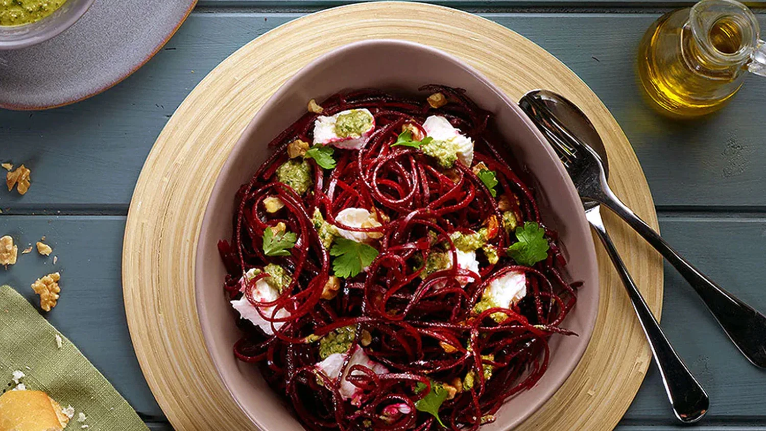 Image of Ensalada de espaguetis de remolacha con mozzarella y pesto de perejil