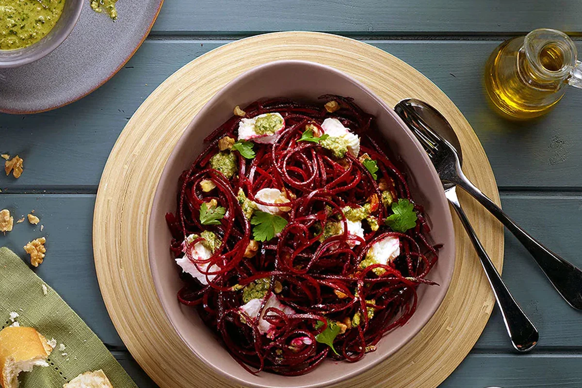 Ensalada de espaguetis de remolacha con mozzarella y pesto de perejil