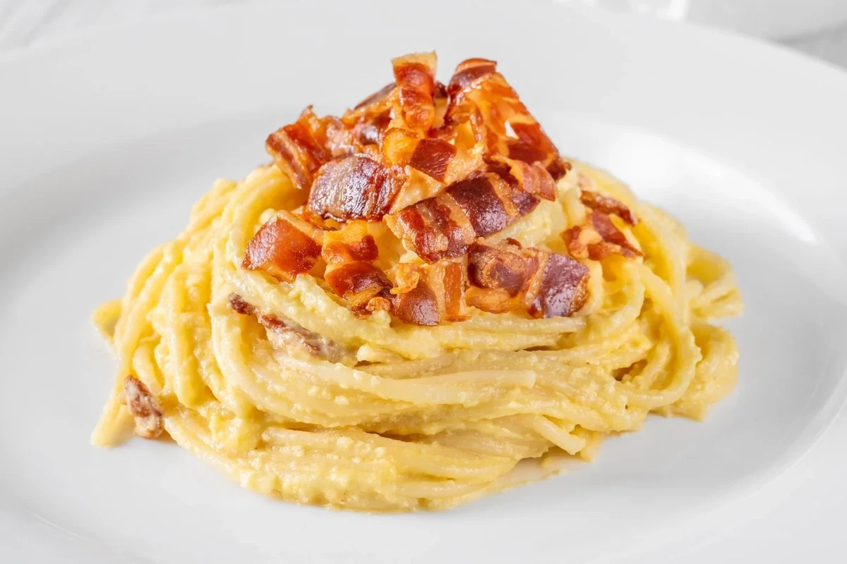 Espaguetes à carbonara cremosa com bacon crocante