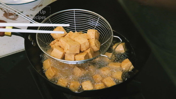 Image of In a wok, heat 1.5 cup of frying oil to...