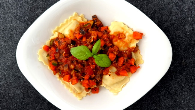 Image of Ravioli mit Gemüse in Tomatensauce