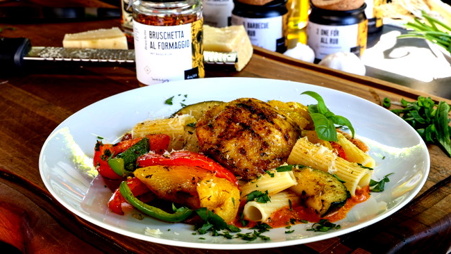 Image of Pollo Fino Hähnchen mit mediterranem Gemüse auf Pasta