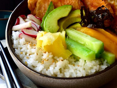 Bowl de Dorado con Arroz Pepino y Salsa de Cilantro