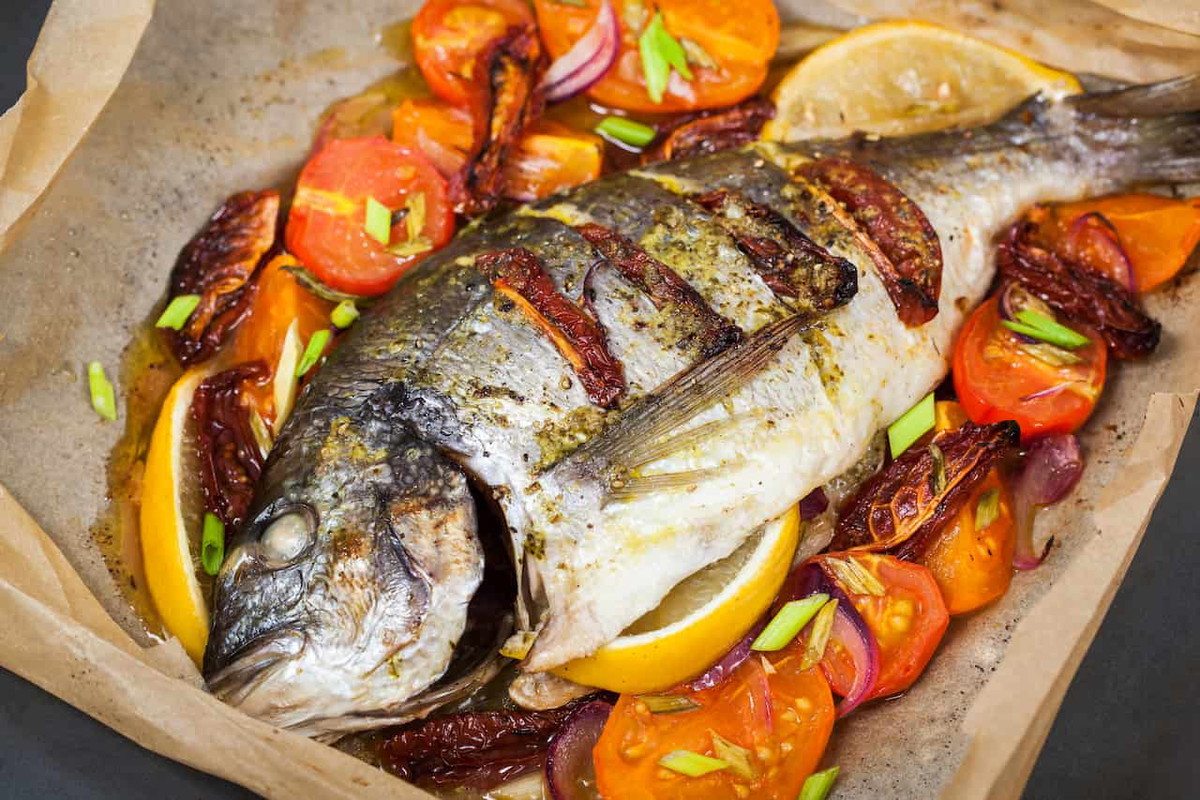 Dorado en Papel Aluminio con Verduras