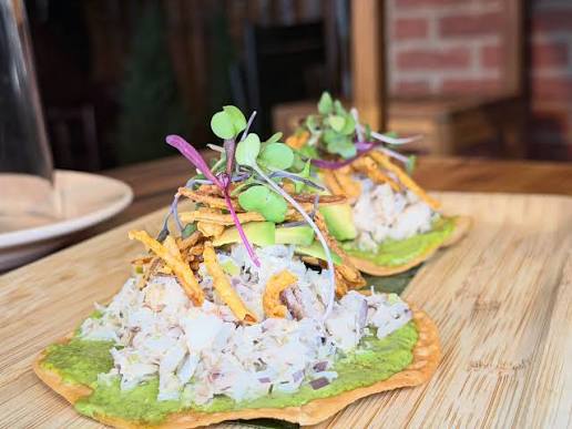 Tostadas de Manitas de Jaiba con Aguacate y Mayo-Limón