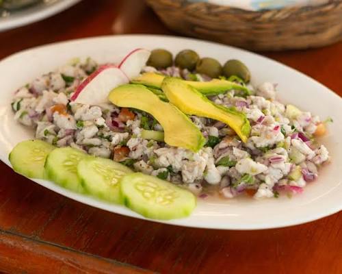 Ensalada Fría de Manitas de Jaiba con Pepino y Cebolla Morada