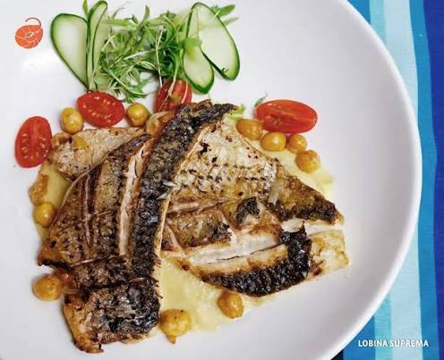 Lobina Rayada Mediterránea con Aceitunas y Jitomate