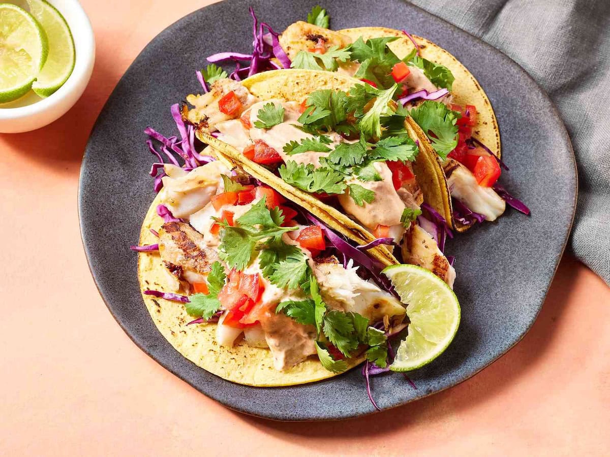 Tacos de Lobina Rayada con Salsa Cremosa de Chipotle