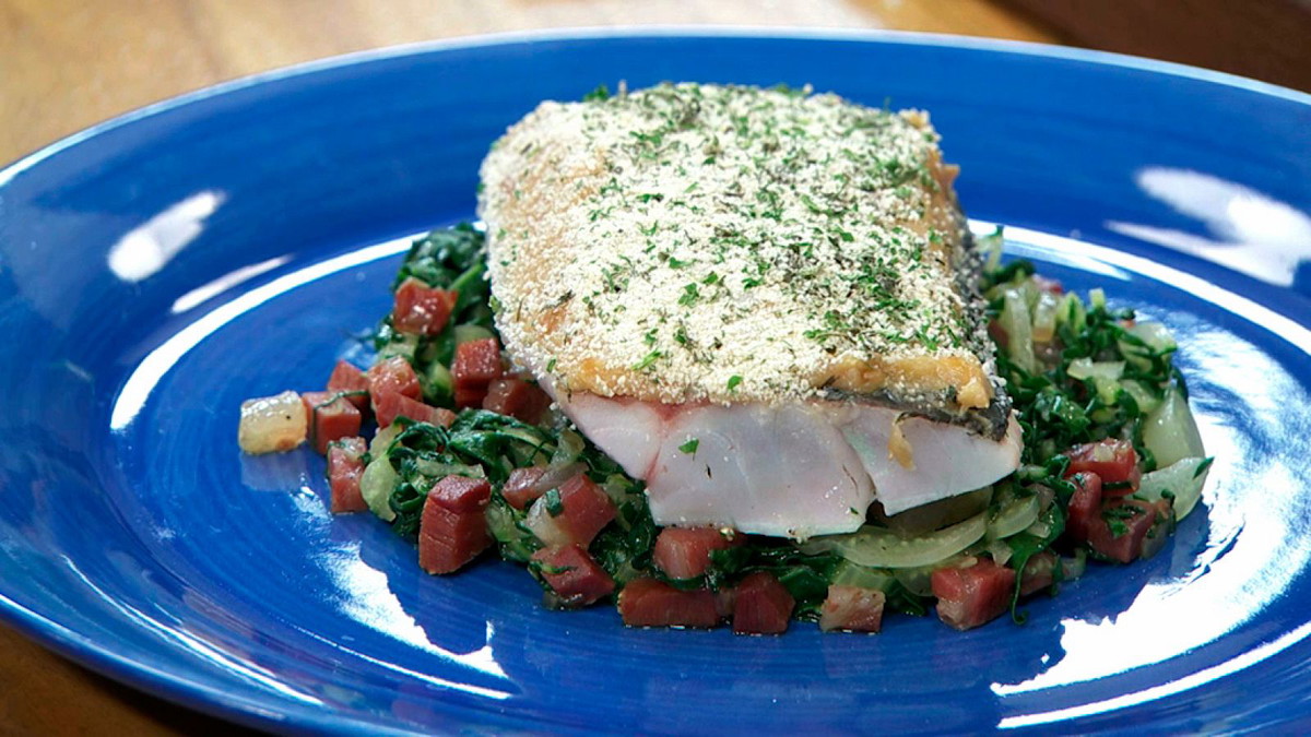 Lobina Rayada con Costra de Hierbas y Parmesano