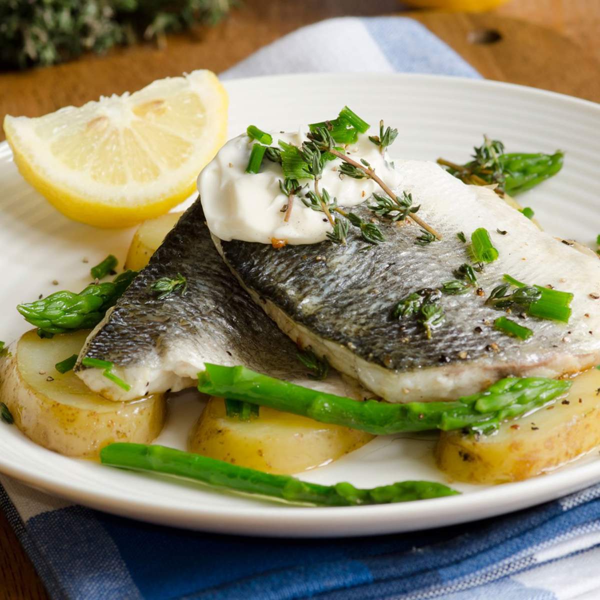 Lobina Rayada con Espárragos y Papas al Horno