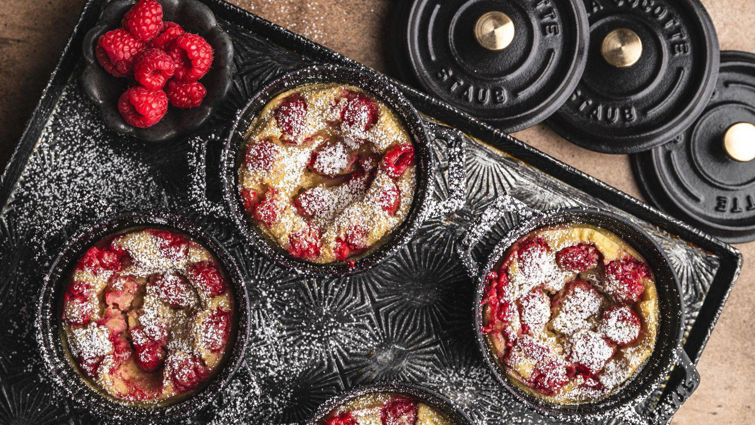 Image of Flaugnarde de frambuesas o flan francés de frambuesas en mini cocotte