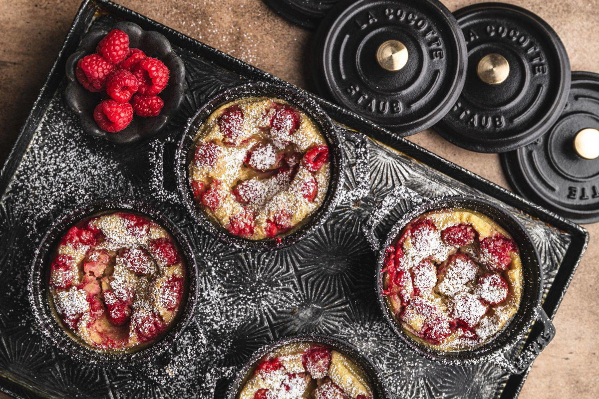 Flaugnarde de framboesas ou flan francês de framboesas em mini cocotte