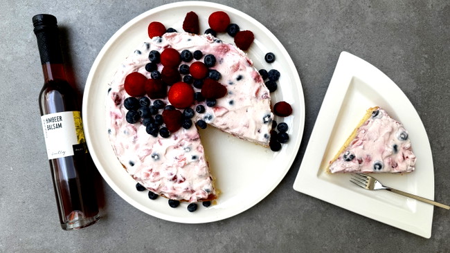Image of Beerentorte: Sommerliche Torte mit roten Beeren