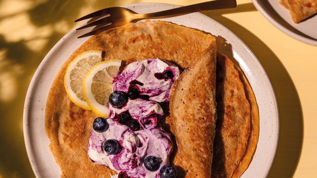 Image of Dünne Pfannkuchen mit zitroniger Ricotta-Creme und Heidelbeerkompott
