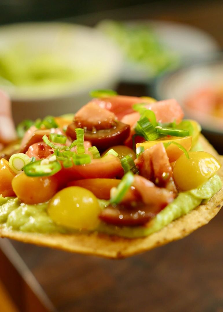 Tostadas de tomates tradicionales con puré de aguacate