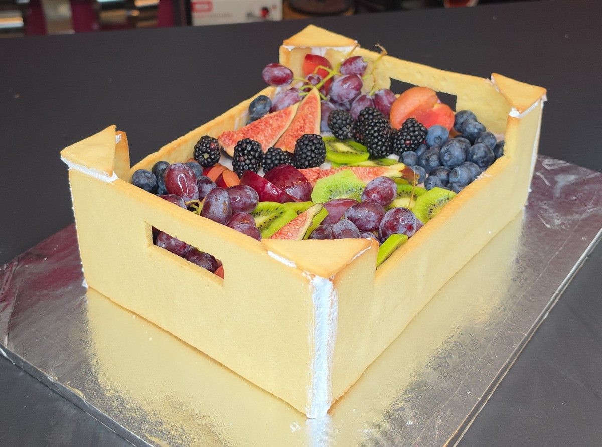 fruchtige Torte in Obstkistenform