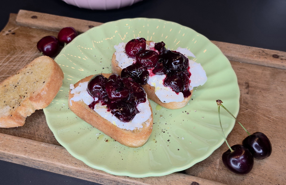 Bruschetta mit Burrata & Balsamico-Kirschen