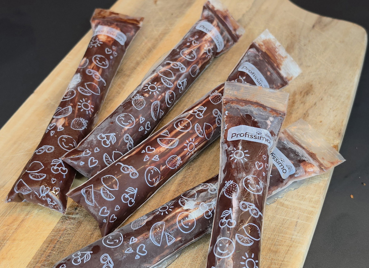 Zartbitter Eis-Pops mit zwei cremigen Füllungen