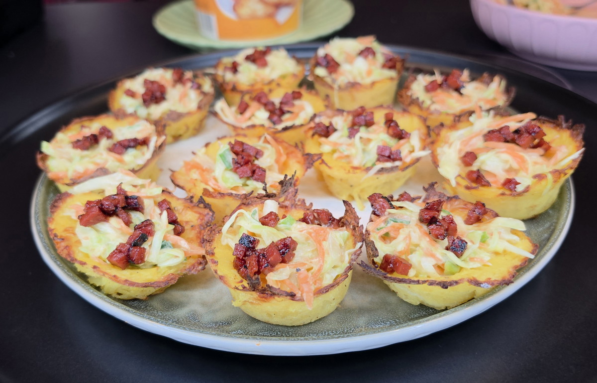 Knusprige Kartoffelpuffer-Muffins mit Coleslaw & Honig-BBQ-Füllung