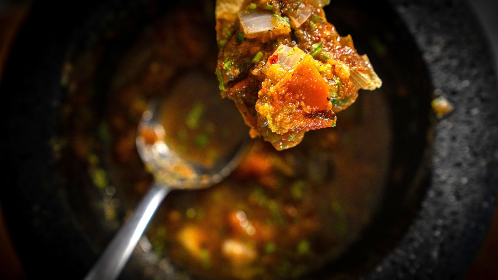 Salsa borracha ahumada con mezcal