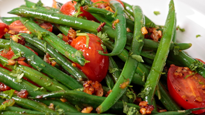 Image of Whole Green Beans with Cherry Tomatoes and Garlic