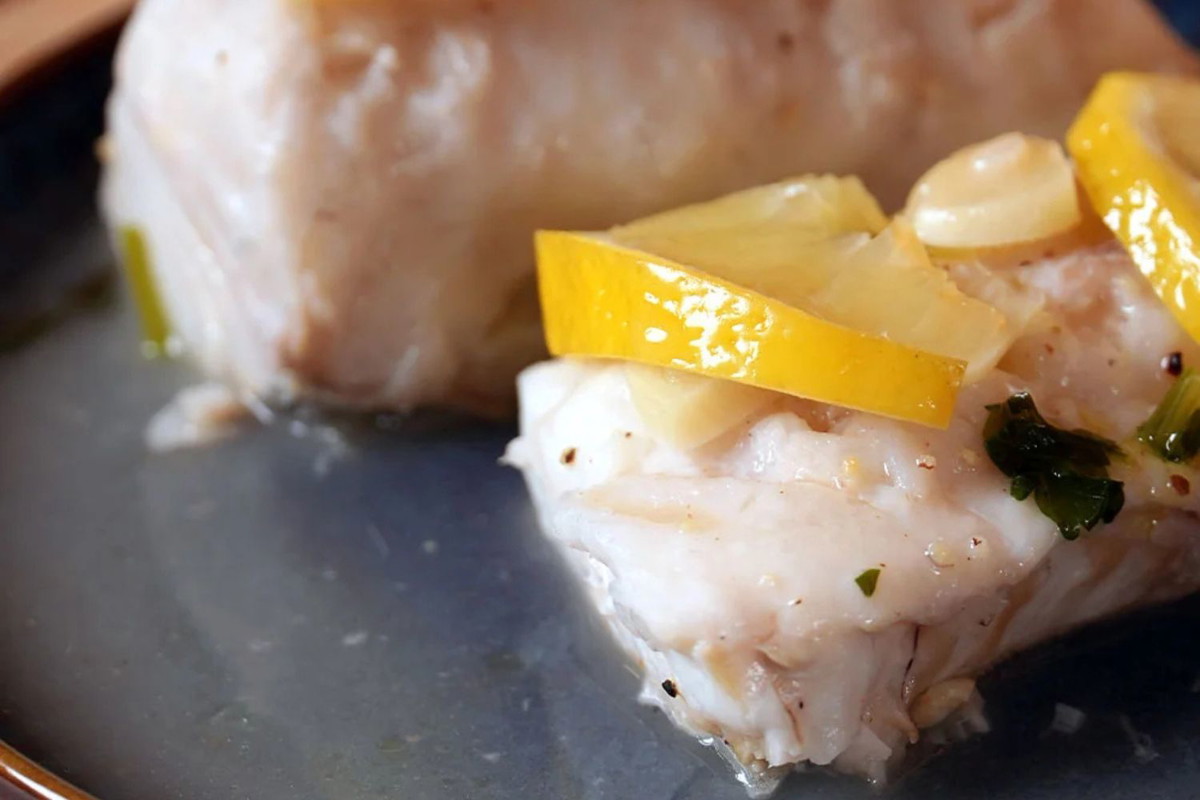 Merluza al vapor al limón con fumet de pescado