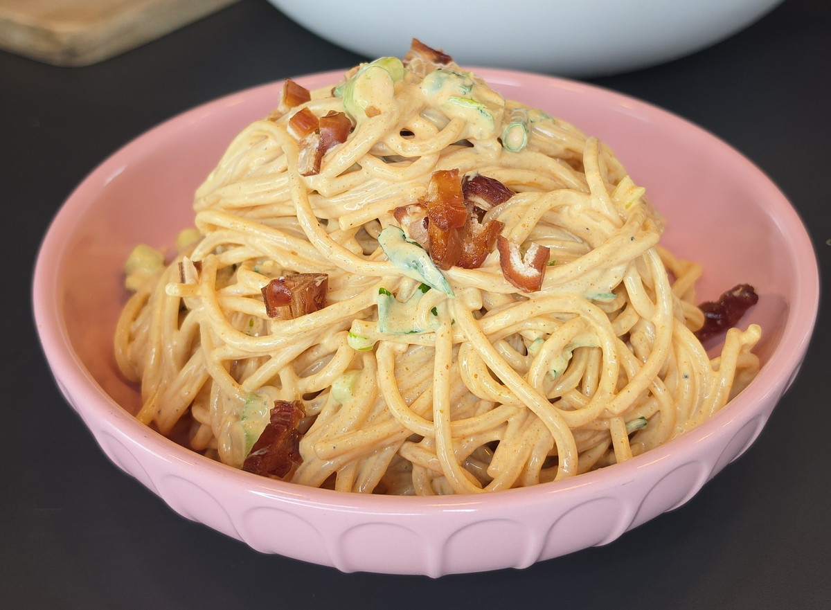 Spaghetti-Salat mit Curry-Dattel-Dressing