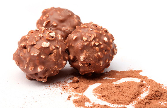 Bolitas de almendras bañadas en chocolate