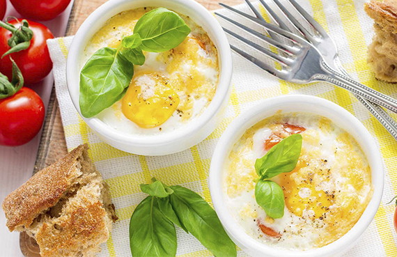 Huevos al horno con salsa de champiñones