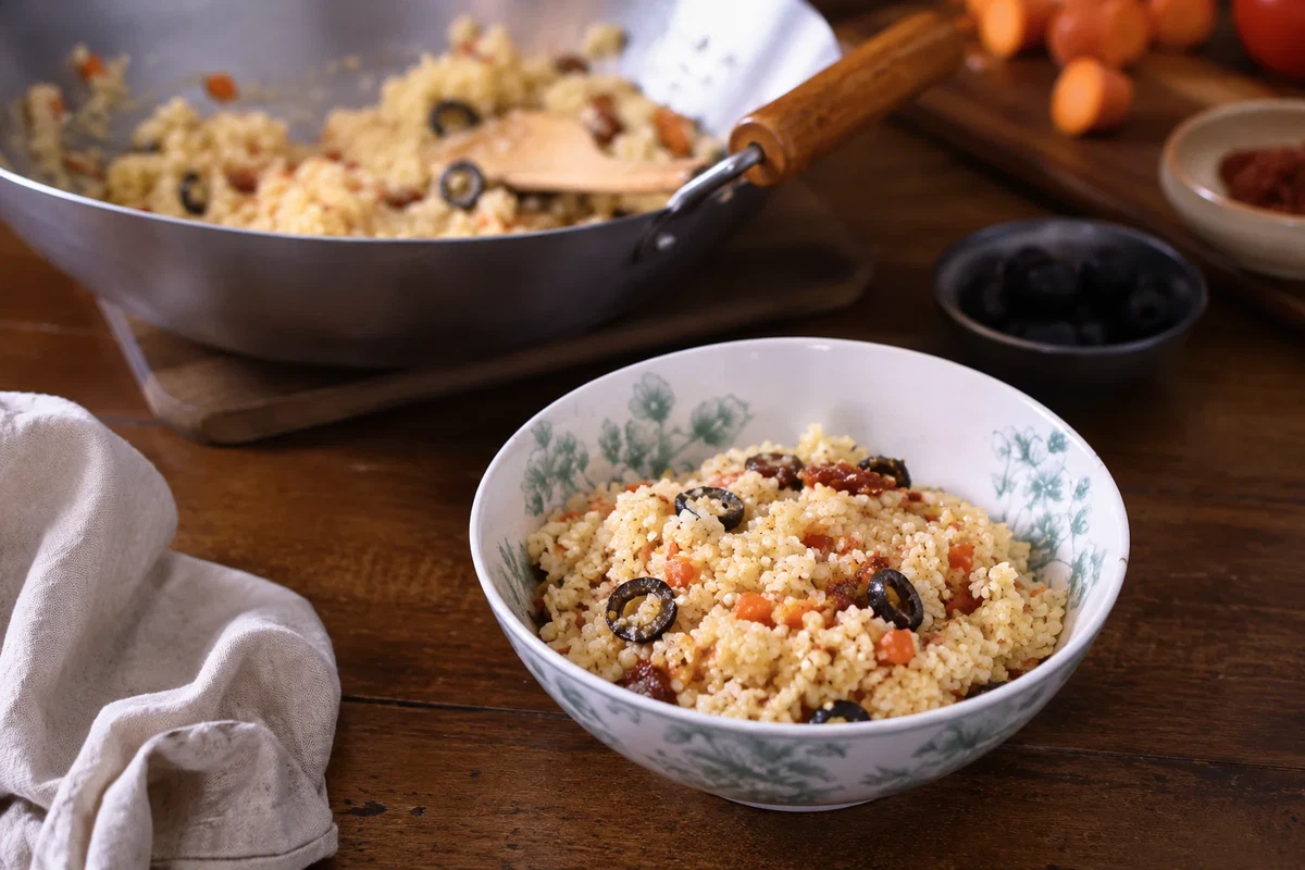 Arroz frito con huevo, tomates secos y aceitunas negras
