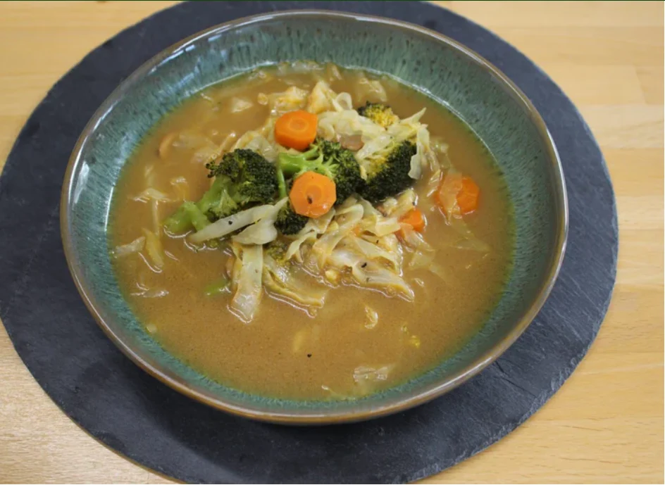 Thai-Kokos-Suppe mit Gemüse