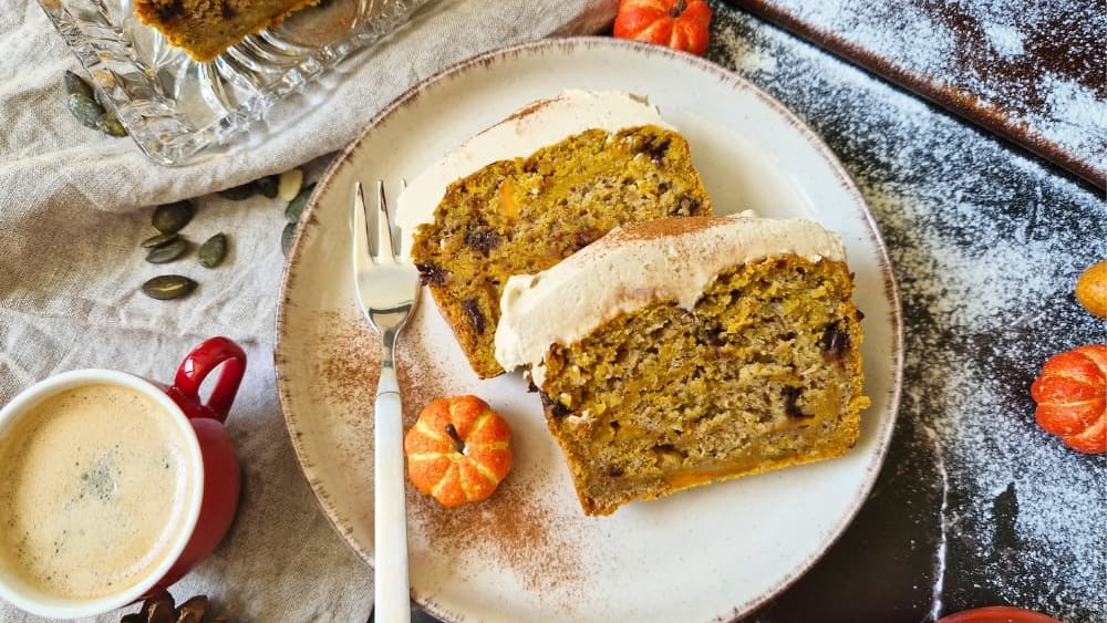Image of Veganer Kürbiskuchen mit Frischkäse-Frosting