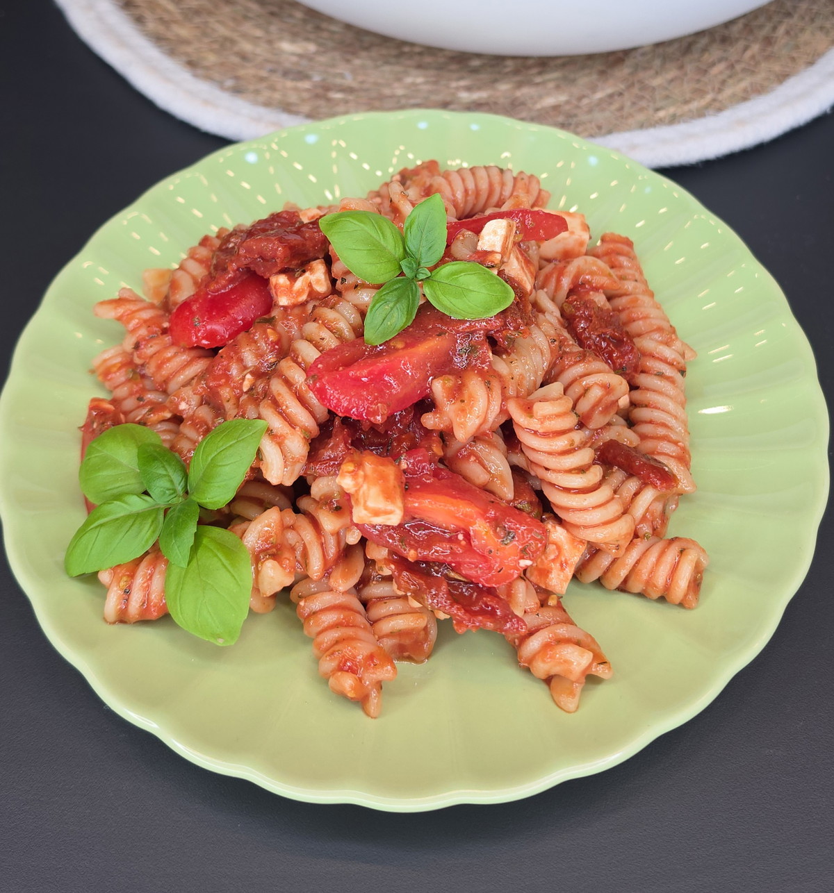 Mediterraner Nudelsalat mit Tomatendressing