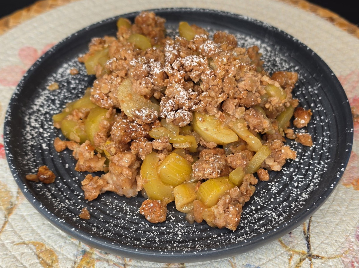 Zucchini-Crumble mit crunchy Mandelstreuseln
