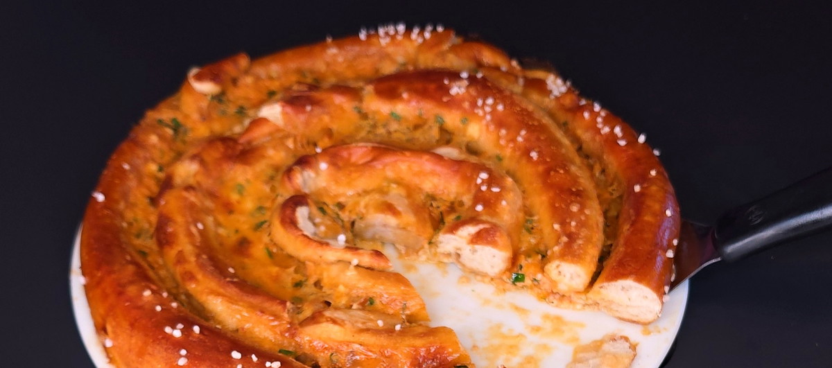 XXL Laugenbrezelschnecke mit Obatzda
