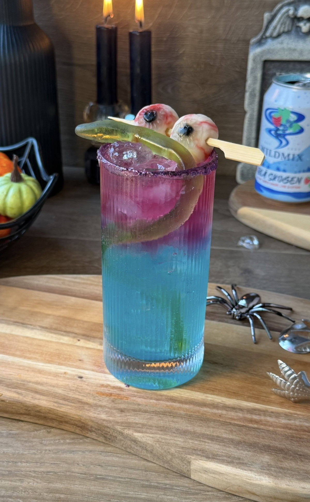 Blå och rosa alkoholfri halloweendrink med godisorm och Wildmix Blå Skogen