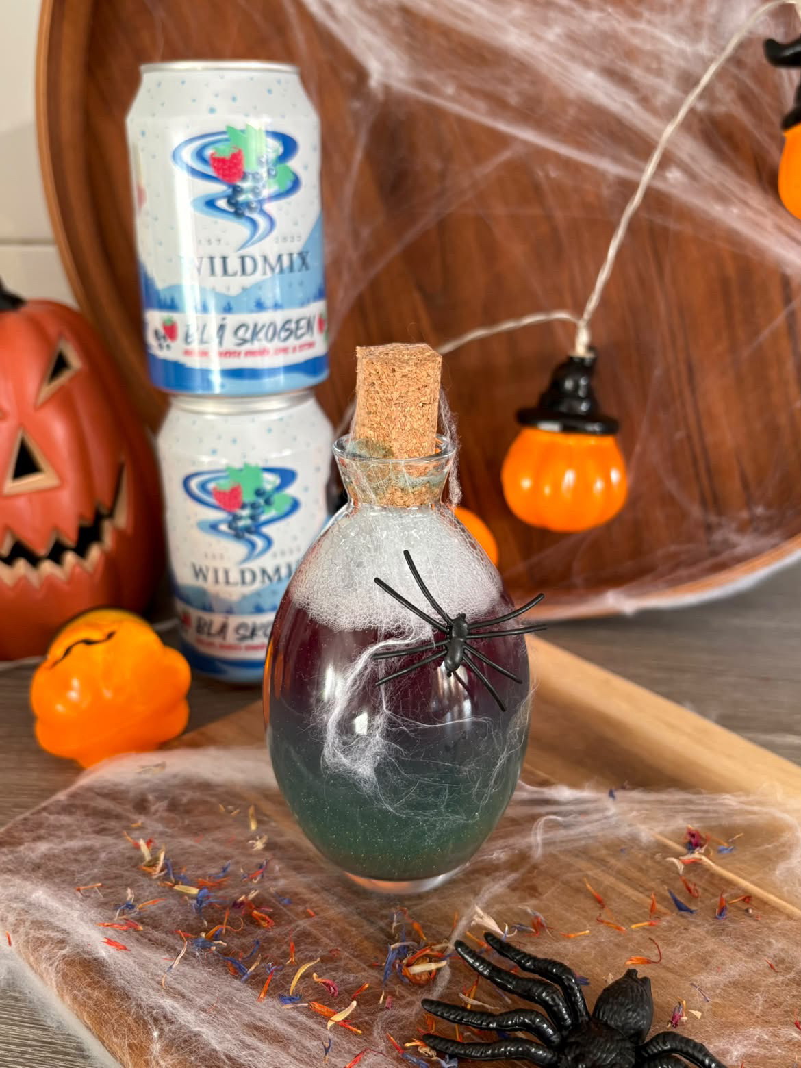 Witches Brew, glittrig halloweendrink med Blå Skogen i ett glas med spindeldekoration