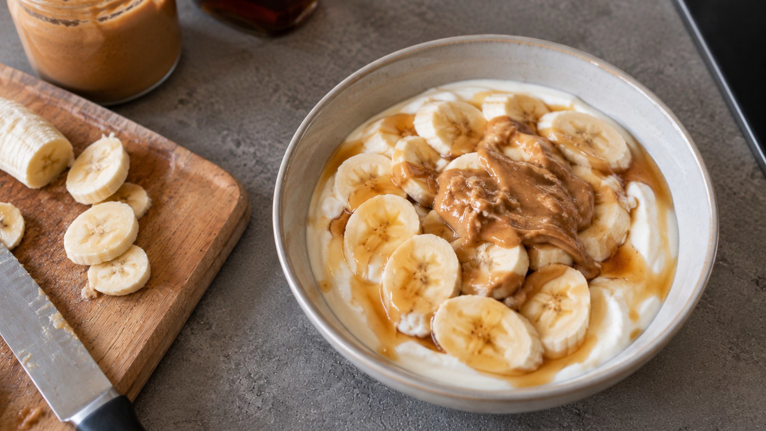Image of Joghurt Bowl mit Erdnussbutter und Banane