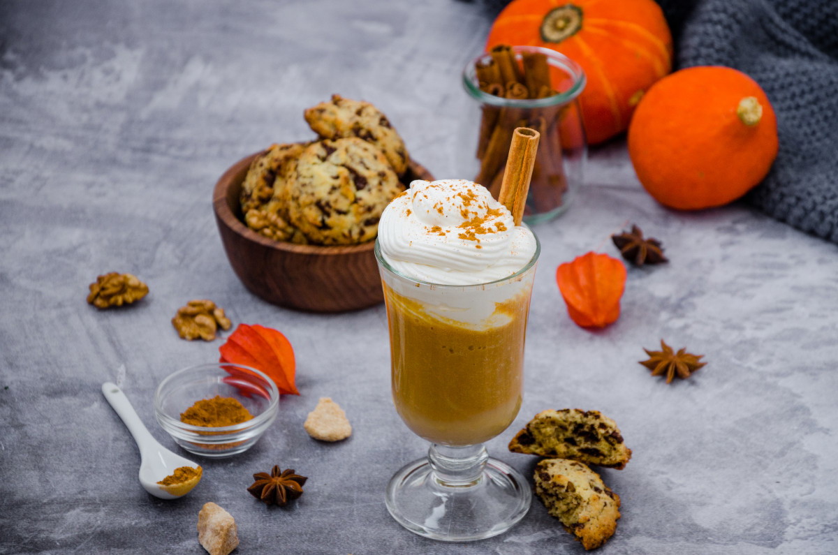 pumpkin spice latte de casa cu lapte vegetal si condimente de toamna