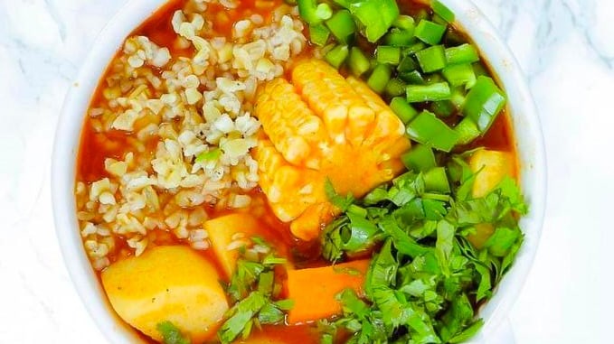 Image of Receta de Caldo Rojo con Freekeh