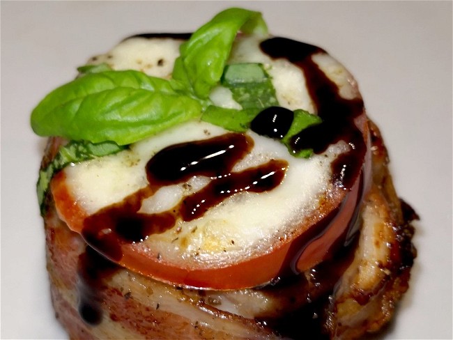 Image of  🍳  SCHWEINEMEDAILLONS „CAPRESE“