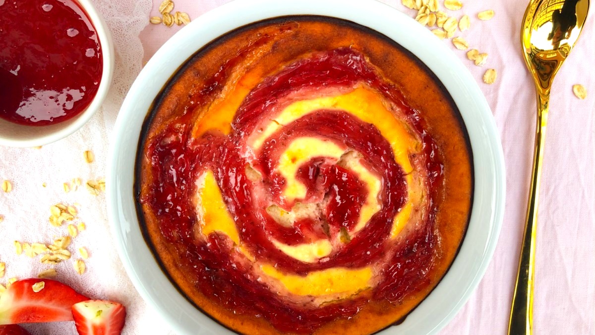 Image of KÄSEKUCHENBOWL MIT ERDBEER-SWIRL