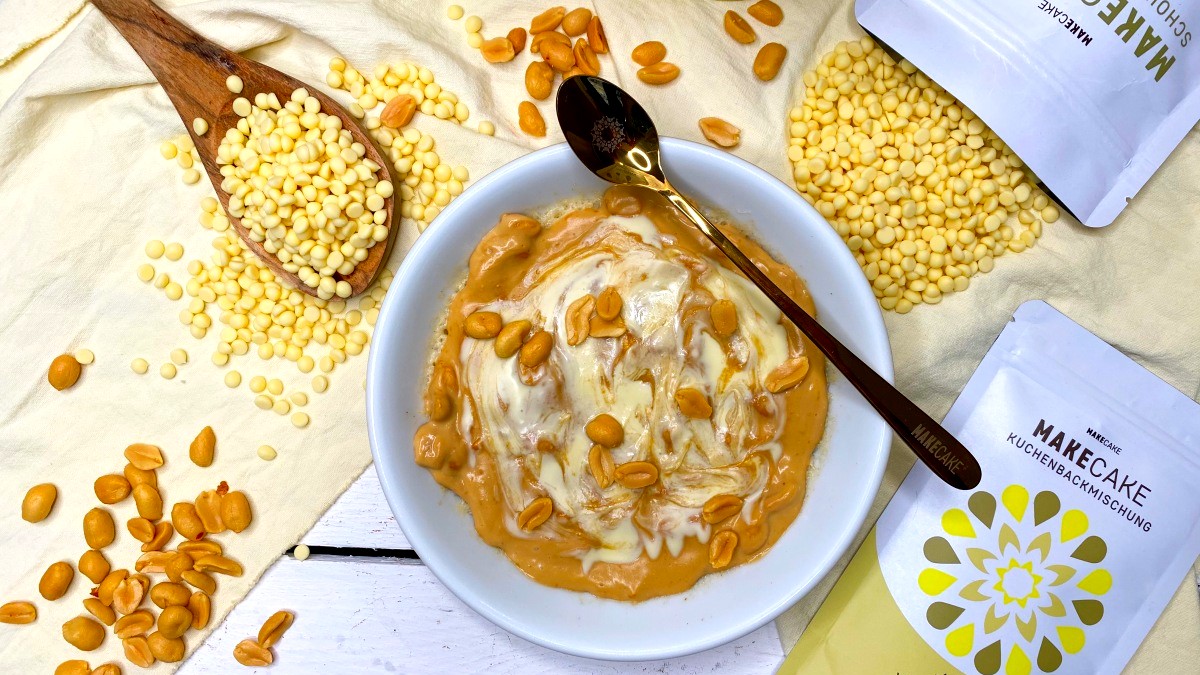 Image of SNICKERSSTYLE-WHITE-KUCHENBOWL IM MAKECAKE-STYLE