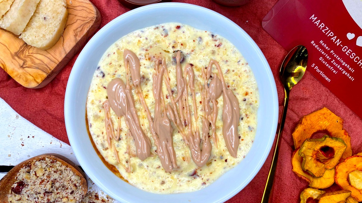 Image of APFEL-MARZIPAN-KUCHENBOWL MIT NUSSGUSS