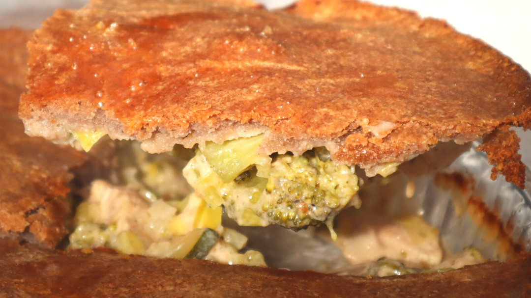 https://images.getrecipekit.com/v1607970470_chicken_leek_broccoli_pie_ybjsgy.png?aspect_ratio=16:9&quality=90&